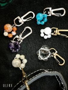 肉球に見立てた、天然石チャーム