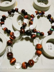 レッドタイガーアイと天然クラック水晶の12ミリブレスです!